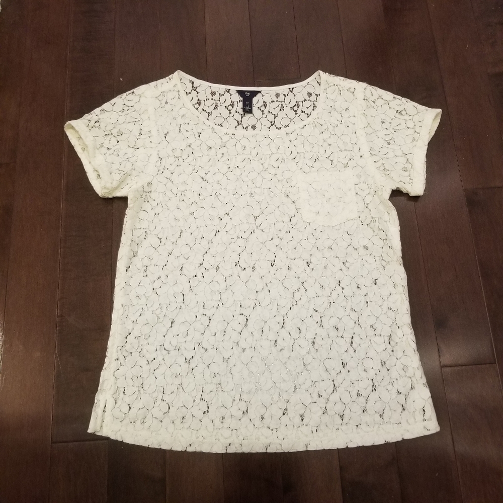 Gap lace t-shirt size S